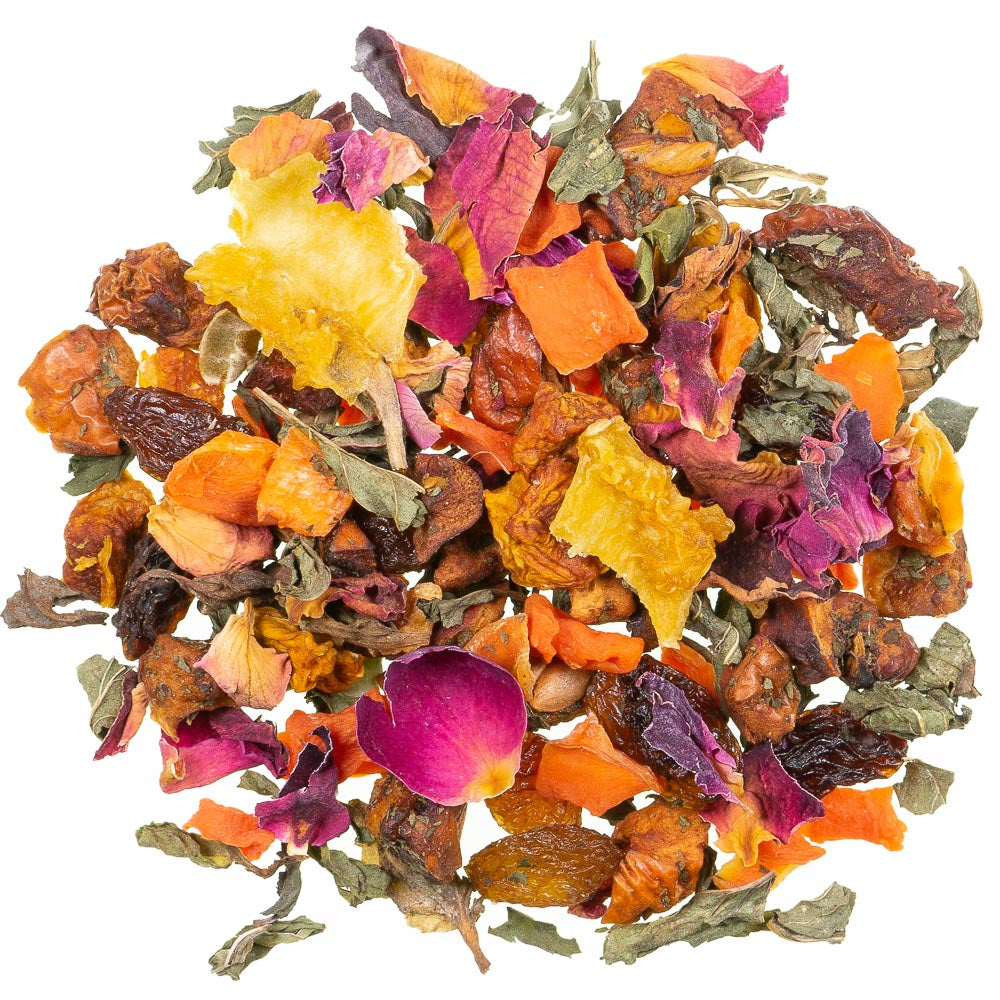 Früchtetee mit Apfelstücken, Karotten, Rosenblüten und Kräutern – bunte, milde Teemischung mit fruchtig-frischem Charakter