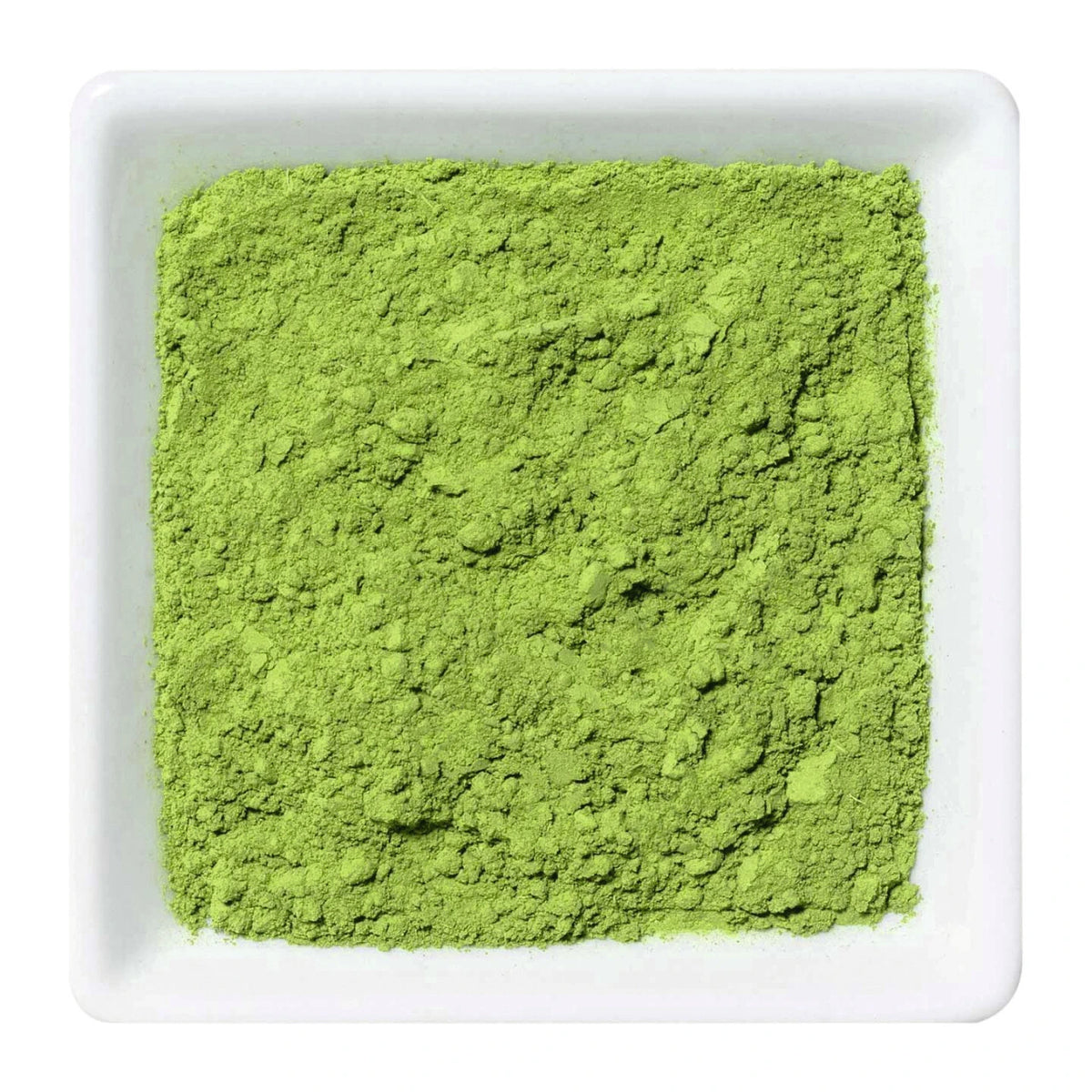 Nahaufnahme von leuchtend grünem Matcha-Pulver "Japan Matcha Kasumi Daily Pleasure" in einer weißen Schale