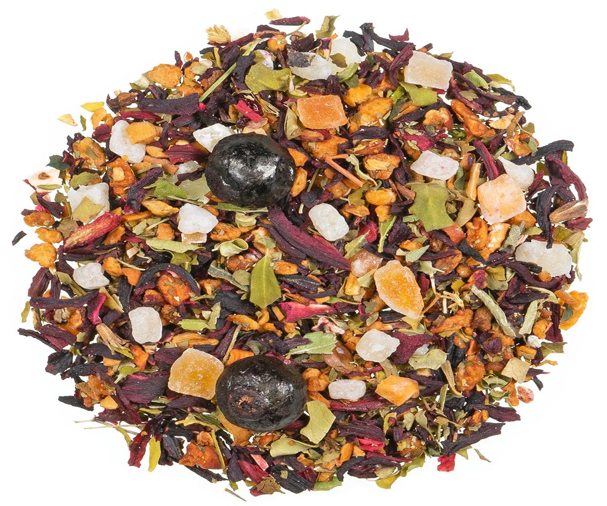 Freigestellte Nahaufnahme der losen Früchtetee-Mischung "Kirsch-Cassis" mit dunklen Beeren und bunten Fruchtstücken