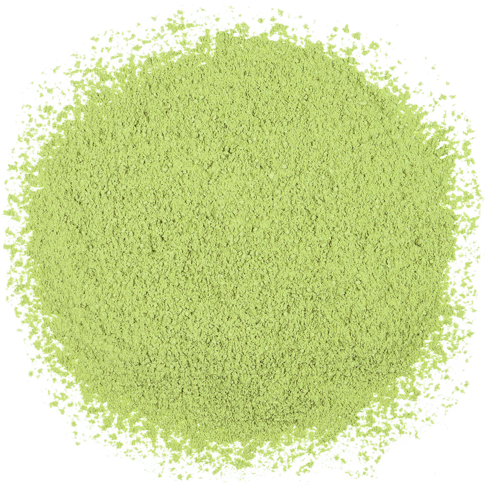 Fein gemahlenes hellgrünes Bio Matcha Shizuoka Pulver auf weißem Hintergrund.
