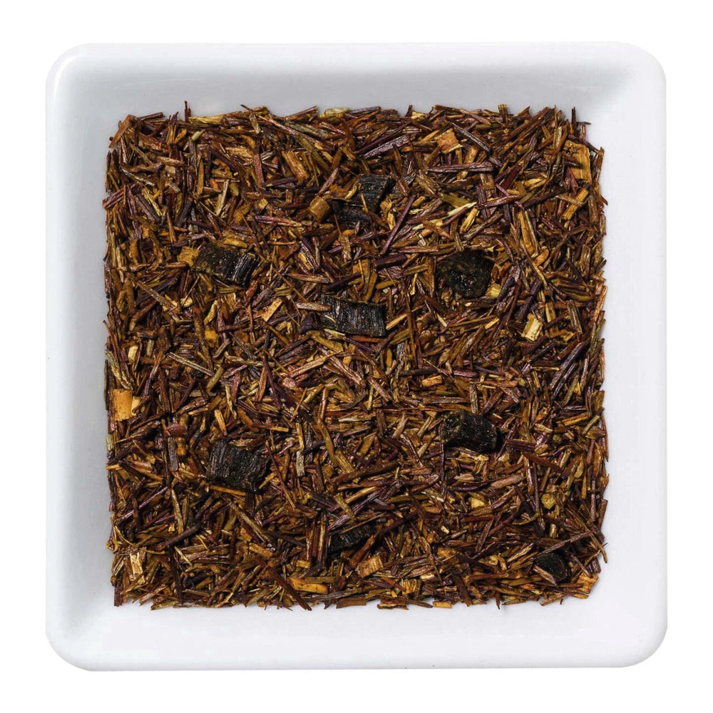 Freigestellte Nahaufnahme des aromatisierten Rooibos-Tees "Vanille" mit Bourbon-Vanille-Extrakt und Rooibosblättern.
