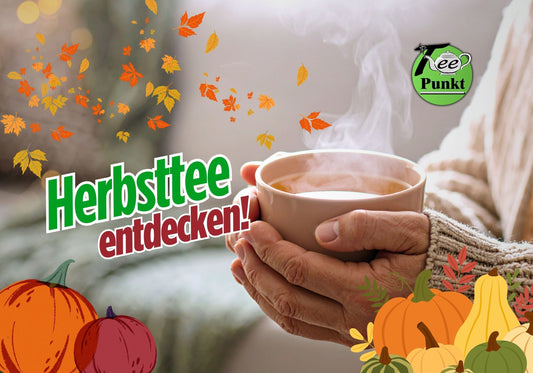 Eine Person hält eine dampfende Tasse Tee in den Händen, umgeben von herbstlichen Blättern und Kürbissen. Textaufschrift: „Herbsttee entdecken!“ – TeePunkt Erkelenz.