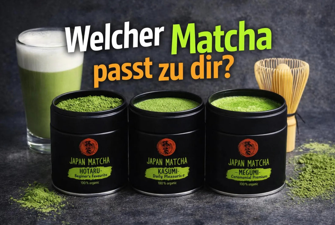 Drei Sorten japanischer Matcha Tee in schwarzen Dosen – Hotaru, Kasumi und Megumi – mit Matcha Latte, Bambusbesen und Text ‚Welcher Matcha passt zu dir?‘