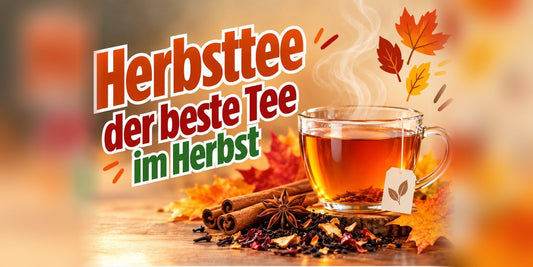 Dampfende Glastasse mit Herbsttee, umgeben von Zimtstangen, Sternanis, Teemischung und bunten Herbstblättern