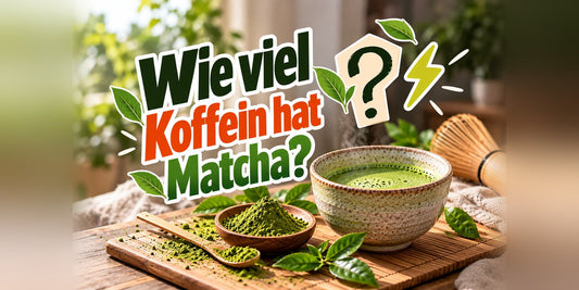 Schale mit grünem Matcha, Matcha-Pulver in einer Holzschale und Bambusbesen auf einer Bambusmatte, dazu die Frage, wie viel Koffein Matcha hat