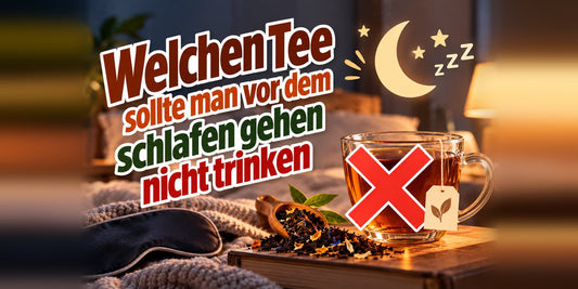 Tasse Tee mit rotem Kreuz neben Teeblättern, Schlafmaske und Mond am Nachttisch, dazu die Frage, welchen Tee man vor dem Schlafen nicht trinken sollte