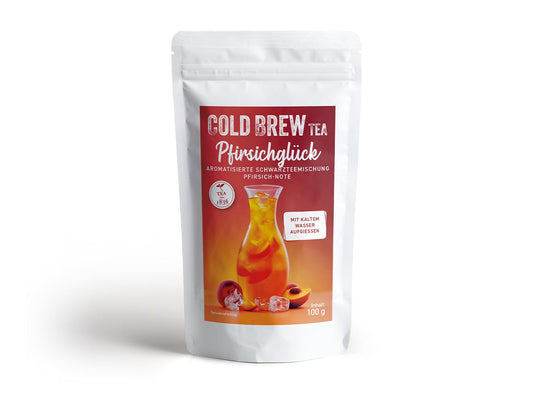 Cold Brew Schwarztee „Pfirsichglück“ mit fruchtiger Pfirsich-Note in weißer wiederverschließbarer Verpackung – erfrischender Tee für kalten Aufguss