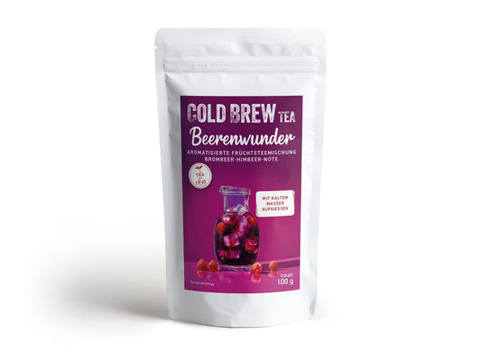 Cold Brew Früchtetee „Beerenwunder“ mit Brombeer-Himbeer-Note in weißer wiederverschließbarer Verpackung – fruchtiger Tee für kalten Aufguss