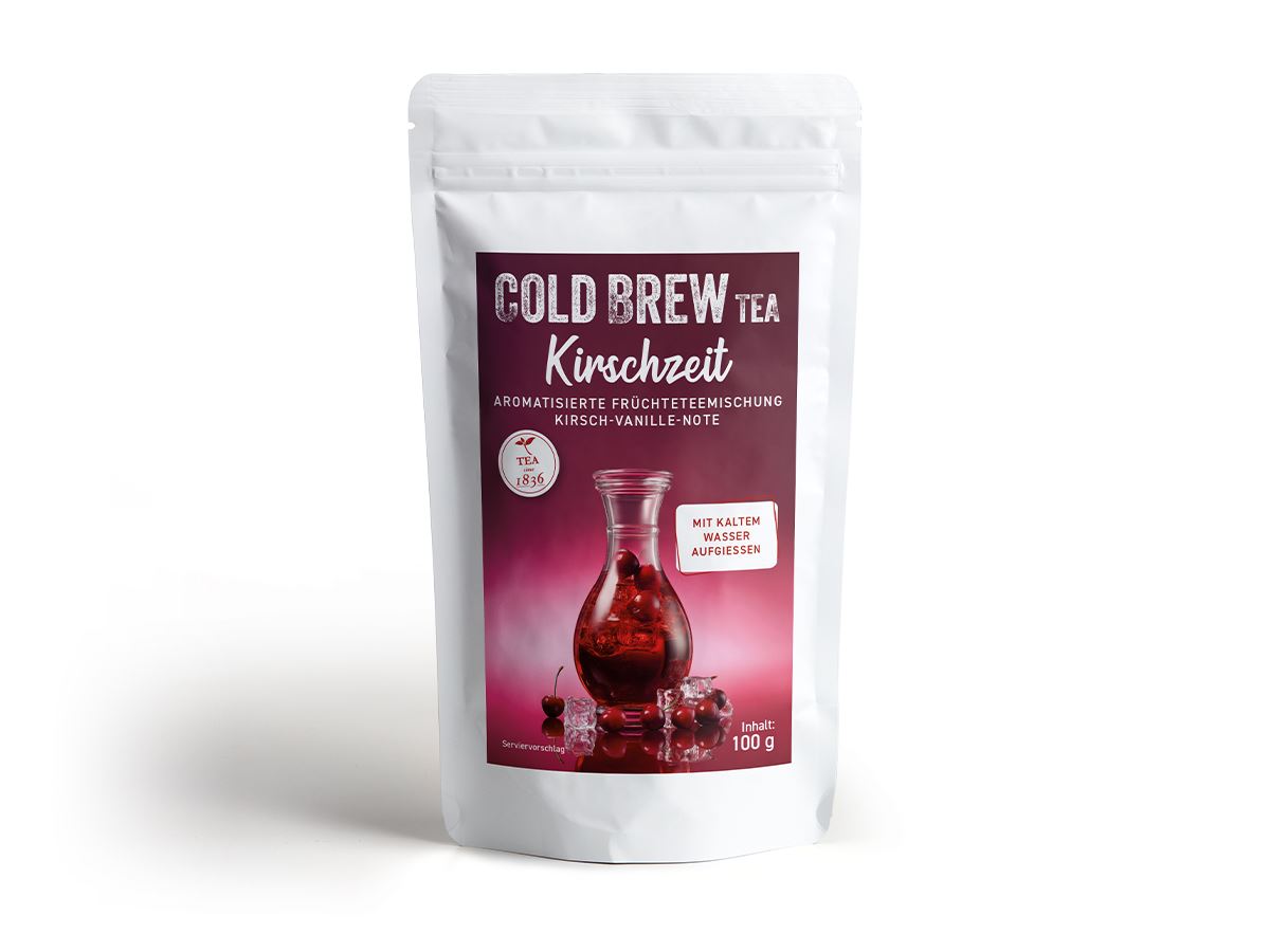 Cold Brew Früchtetee „Kirschzeit“ mit Kirsch-Vanille-Note in weißer wiederverschließbarer Verpackung – fruchtige Erfrischung für kalten Aufguss