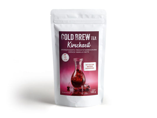 Cold Brew Früchtetee „Kirschzeit“ mit Kirsch-Vanille-Note in weißer wiederverschließbarer Verpackung – fruchtige Erfrischung für kalten Aufguss