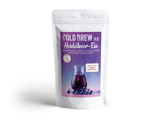 Cold Brew Früchtetee „Heidelbeer-Eis“ mit Heidelbeer-Vanille-Note in weißer wiederverschließbarer Verpackung – sommerlicher Tee für kalten Aufguss