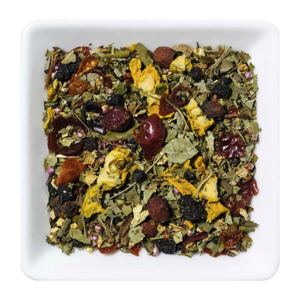Alpina Kräutertee, lose Kräuterteemischung mit Beeren und Blüten in weißer Schale