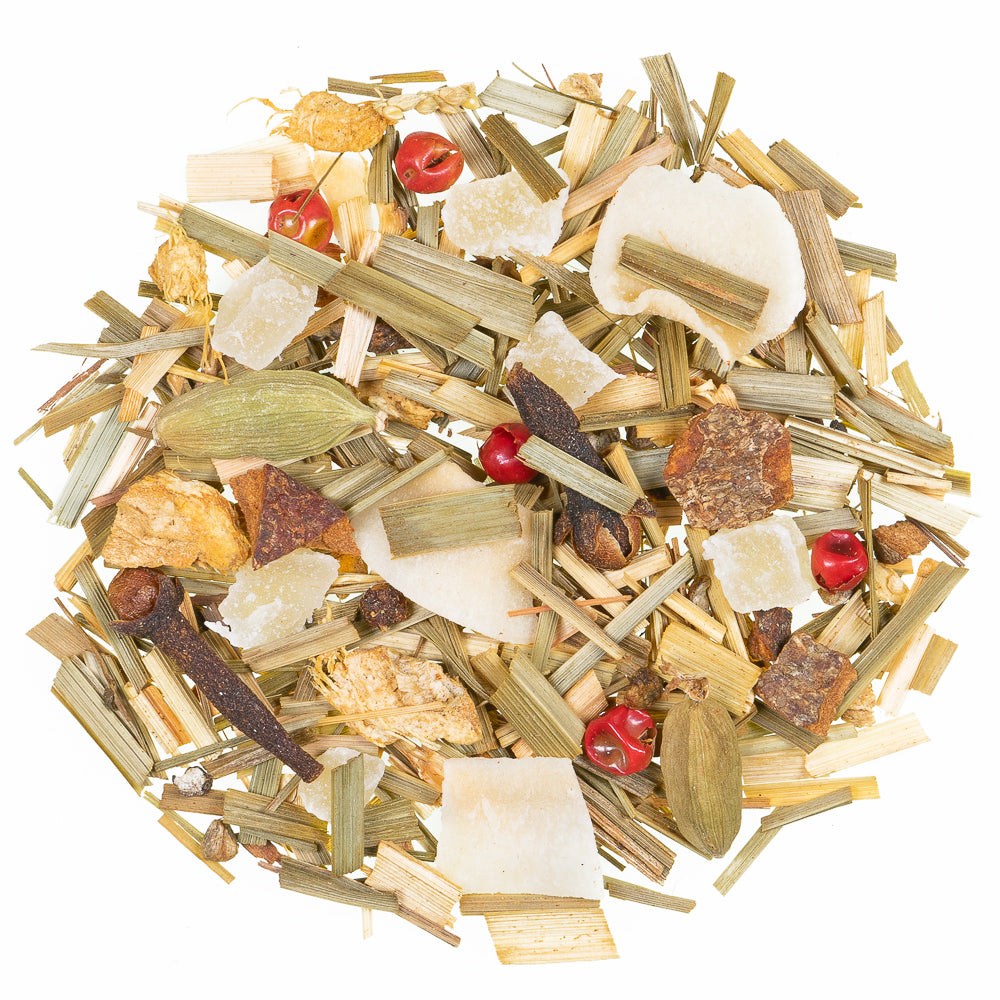 Kräutertee mit Lemongras, Gewürzen und Fruchtstücken – exotische Mischung mit würzig-frischer Chai-Note