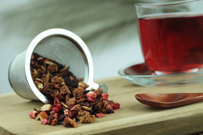 Erdbeerkuss – Aromatisierter Früchtetee mit Erdbeerstücken & Blüten