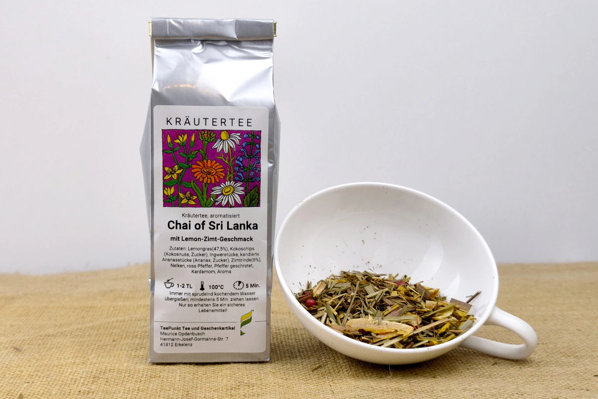 Silberne Packung Chai of Sri Lanka Kräutertee mit Lemon-Zimt-Geschmack neben einer weißen Tasse mit losem Kräutertee.
