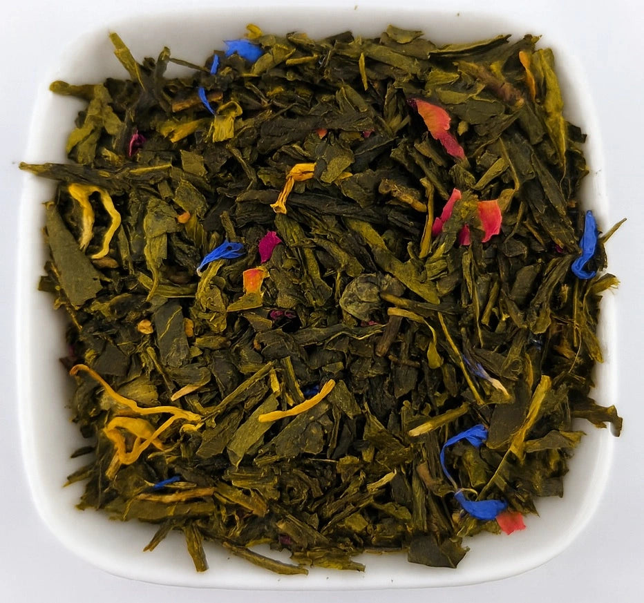 Aromatisierter grüner Tee Morgentau mit frischen Zitrusnoten und bunten Blütenblättern, beliebte Teemischung erhältlich bei TeePunkt.