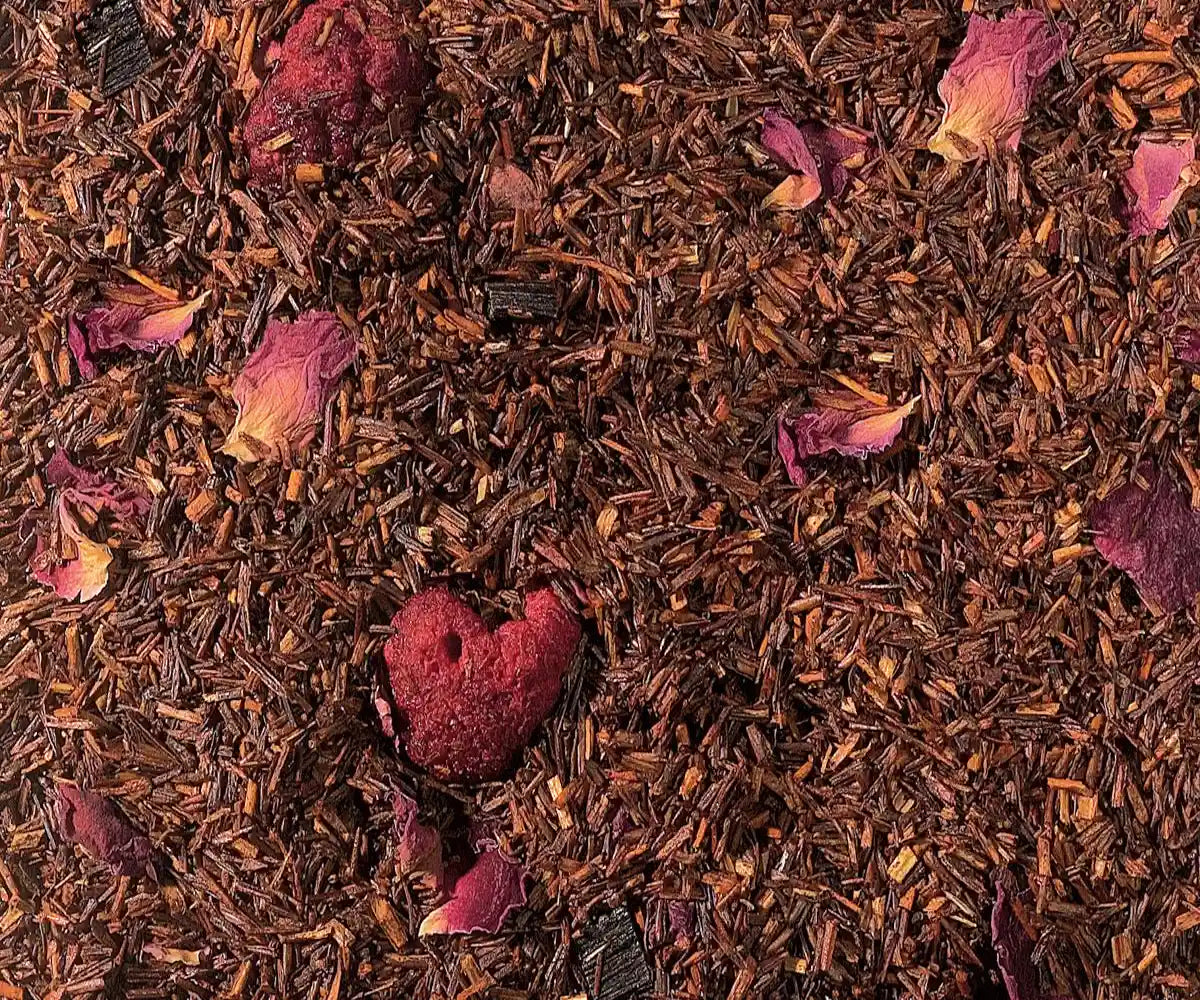 Rooibostee Süße Sünde, Detailaufnahme der losen Rooibosmischung mit Rosenblüten und Fruchtstücken
