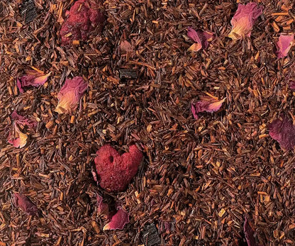 Rooibostee Süße Sünde, Detailaufnahme der losen Rooibosmischung mit Rosenblüten und Fruchtstücken
