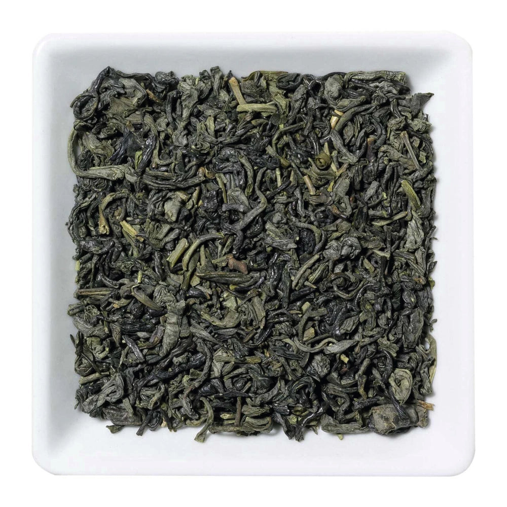 Freigestellte Nahaufnahme des Bio-Grünen Tees "China Chun Mee" aus Zhejiang mit aromatisch-herbem Charakter.