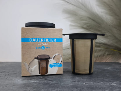 Produktfoto der Verpackung und des Dauerfilters mit Deckel in Schwarz, Größe L (Ø 7 cm), aus Kunststoff und Edelstahlgewebe.