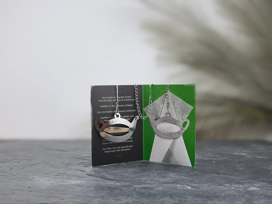 Produktfoto der Verpackung mit dem Edelstahl Tee-Filter Halter und dem Tropfenfänger aus 18/8 Edelstahl, praktisch, stabil und wiederverwendbar.