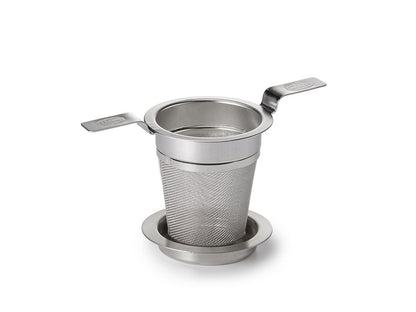 Teesieb aus Edelstahl mit Griff, stehend in einer passenden Abtropfschale, freigestellt vor weißem Hintergrund