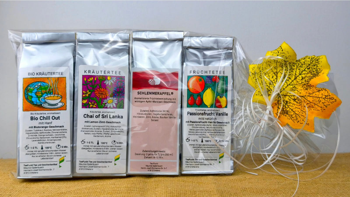 Herbstmomente Tee-Set mit vier silbernen Teepackungen Bio Chill Out, Chai of Sri Lanka, Schlemmerapfel und Passionsfrucht Vanille in Geschenkverpackung mit herbstlicher Dekoration.