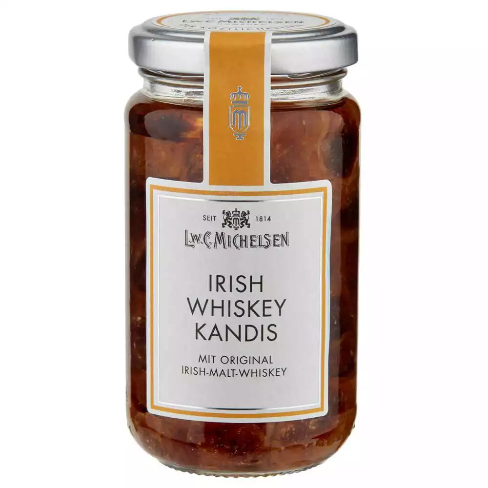 Glas mit Irish Whiskey Kandis von L.W.C. Michelsen mit braunen Kandisstücken und Etikett auf weißem Hintergrund