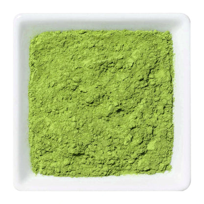 Nahaufnahme von leuchtend grünem Matcha-Pulver "Japan Matcha Kasumi Daily Pleasure" in einer weißen Schale