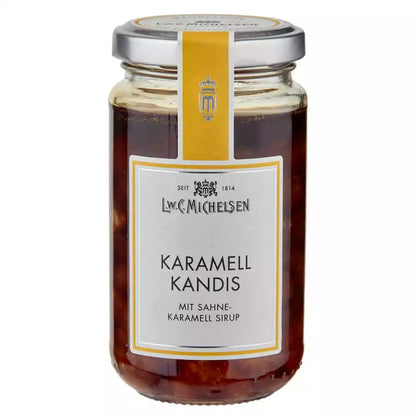 Karamell Kandis im großen Glas von L.W.C. Michelsen mit Sahne-Karamell-Sirup und braunen Kandisstücken auf weißem Hintergrund