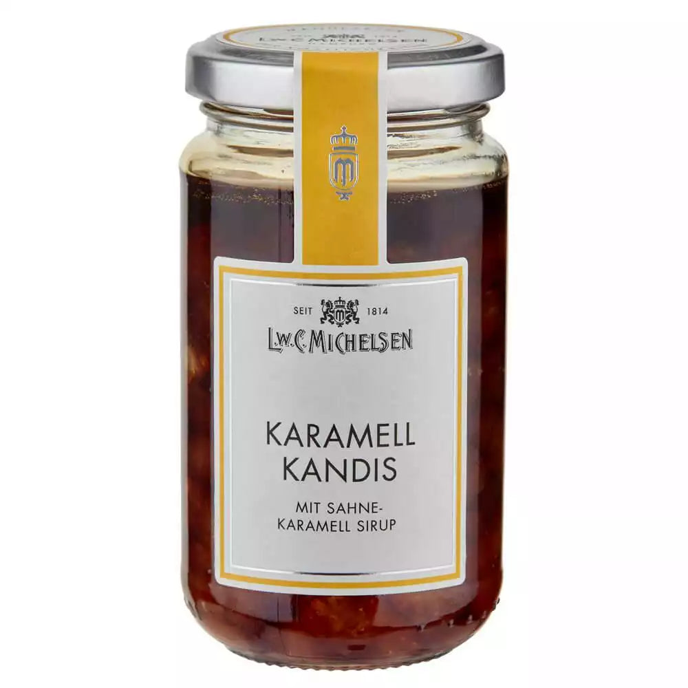 Karamell Kandis im Glas von L.W.C. Michelsen mit braunen Kandisstücken und Etikett mit Sahne-Karamell Sirup auf weißem Hintergrund