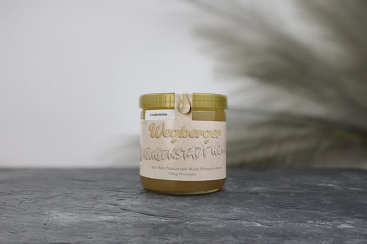 Produktfoto des Glases mit Wegberger Lindenblütenhonig (500ml) vom Imker Rainer Bongartz.