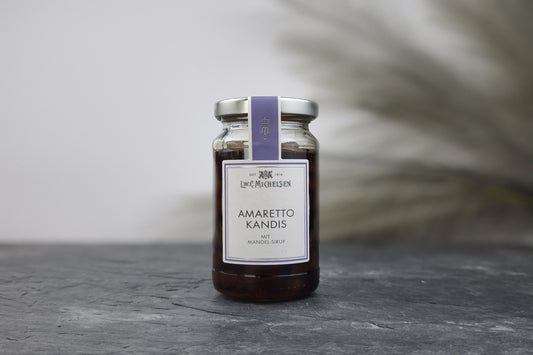Produktfoto des Glases mit Amaretto-Mandel-Kandis mit Amaretto-Sirup von L.W.C. Michelsen für edlen Teegenuss.