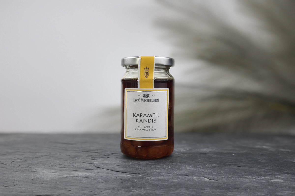 Produktfoto des Glases mit Karamell-Kandis mit Sahne-Karamellsirup von L.W.C. Michelsen für eine süße Verführung mit Tradition.