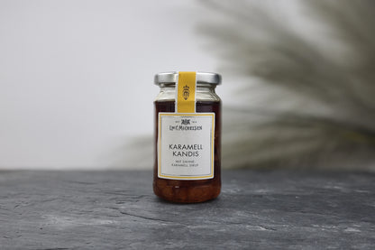 Produktfoto des Glases mit Karamell-Kandis mit Sahne-Karamellsirup von L.W.C. Michelsen für eine süße Verführung mit Tradition.