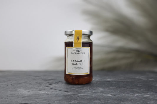 Produktfoto des Glases mit Karamell-Kandis mit Sahne-Karamellsirup von L.W.C. Michelsen für eine süße Verführung mit Tradition.