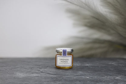 Produktfoto des Mini-Glases mit Lavendel-Honig von L.W.C. Michelsen – aromatisch, blumig und fein.