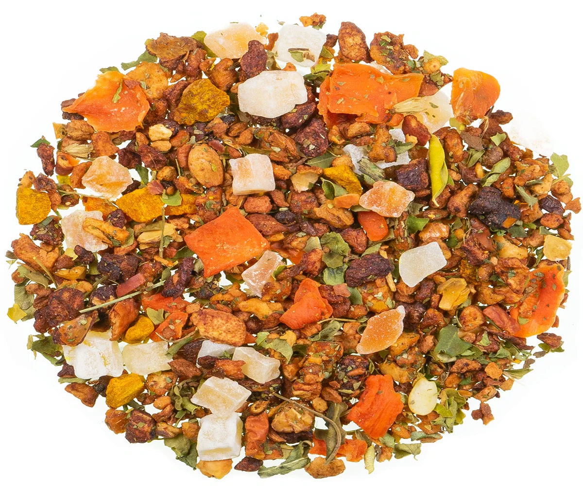 Freigestellte Nahaufnahme der losen Früchtetee-Mischung "Mango" mit orangefarbenen Fruchtstücken und Mandelblättchen