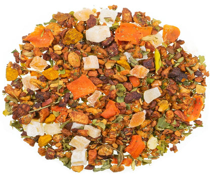 Freigestellte Nahaufnahme der losen Früchtetee-Mischung "Mango" mit orangefarbenen Fruchtstücken und Mandelblättchen