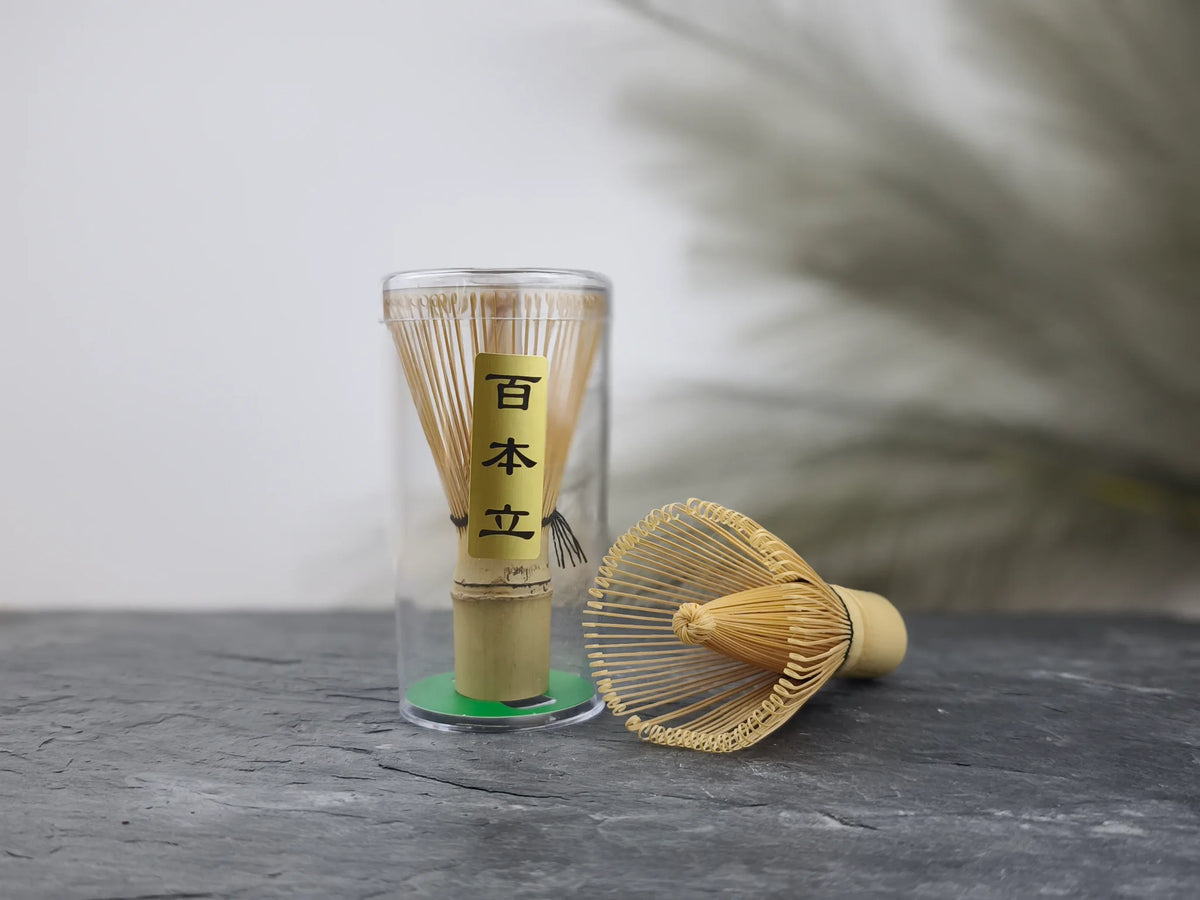 Produktfoto des Matcha-Besens, ein traditioneller Bambusbesen für cremigen Matcha.