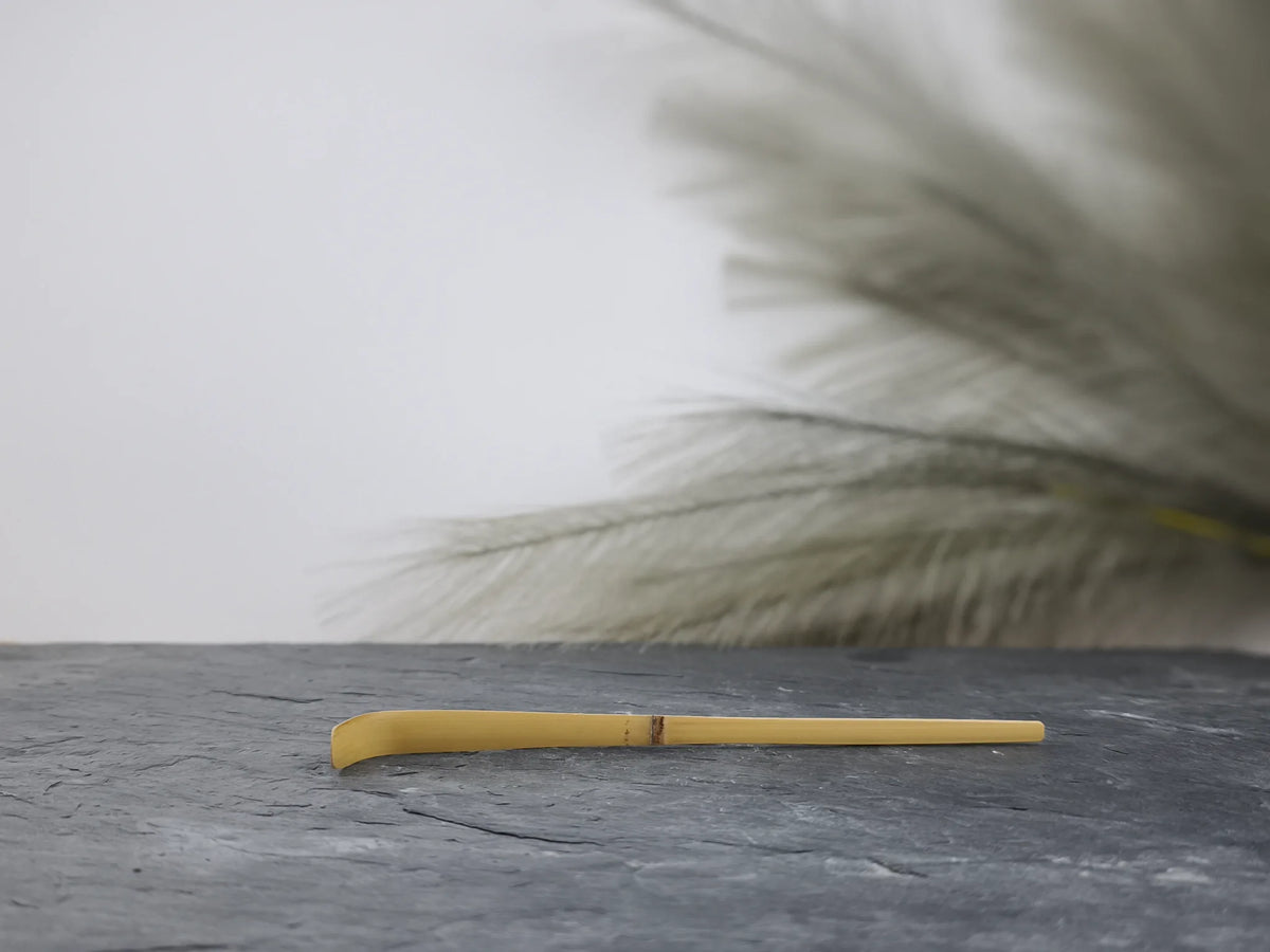 Produktfoto des Matcha-Löffels, ein traditioneller Bambuslöffel für perfekten Matcha.