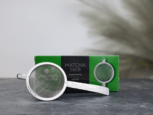 Produktfoto der Verpackung und des Matcha Siebs von Agatha's Bester, ein doppelmaschiges Edelstahl-Sieb für feinen Matcha.
