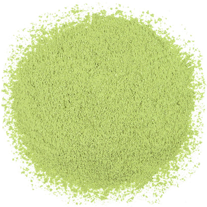 Fein gemahlenes hellgrünes Bio Matcha Shizuoka Pulver auf weißem Hintergrund.