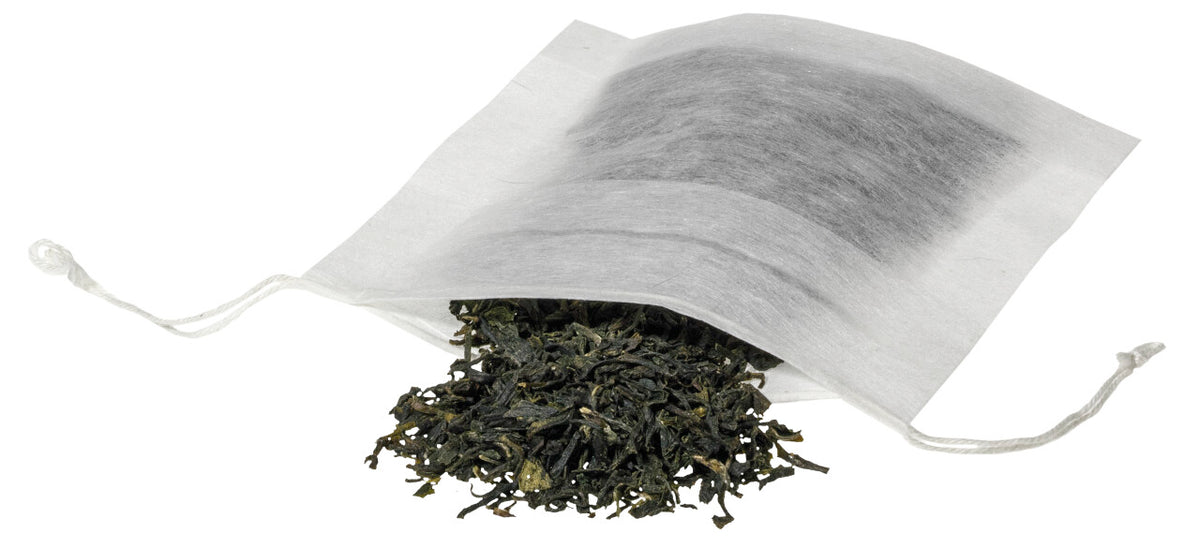 Produktfoto des My Tea Bag Eco Papierfilters mit Kordelzug, gefüllt mit losem Tee.
