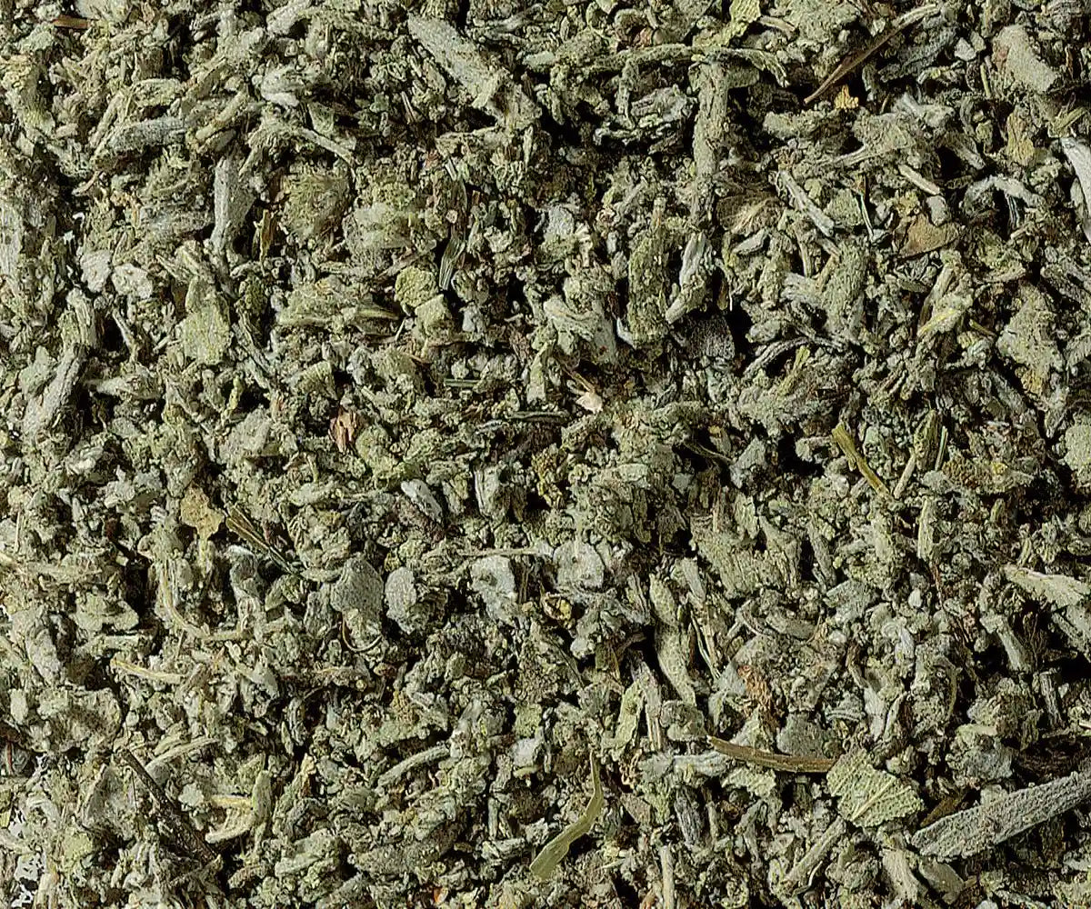 Freigestellte Nahaufnahme geschnittener Salbeiblätter, loser Kräutertee mit würzig-herbem Aroma