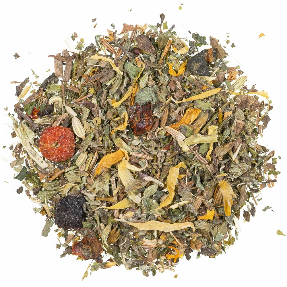 Freigestellte Nahaufnahme der losen Kräutertee-Mischung "Schlaf gut" mit Ringelblumenblüten und roten Fruchtstücken