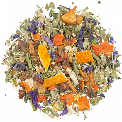 Freigestellte Nahaufnahme der losen "Schweizer Kräutertee"-Mischung mit orangen Fruchtstücken und lila Kornblumenblüten