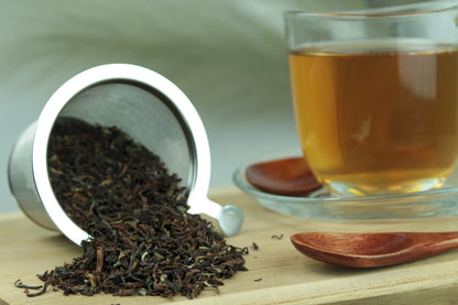 Produktfoto einer Tasse Tee und losen Teeblättern von Sikkim TGFOP1 Second Flush Temi, aromatisch-blumiger Schwarztee aus Nordindien.