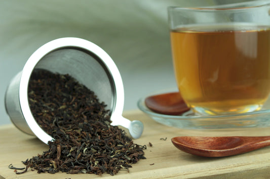 Produktfoto einer Tasse Tee und losen Teeblättern von Sikkim TGFOP1 Second Flush Temi, aromatisch-blumiger Schwarztee aus Nordindien.