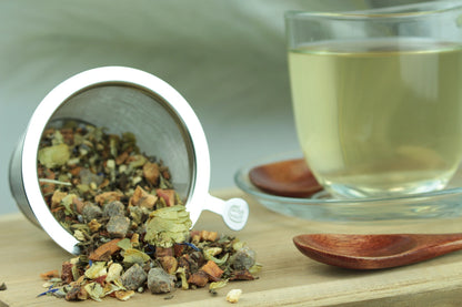 Produktfoto einer Tasse Tee und losen Teeblättern von Silence, aromatisierte Kräuter-Früchteteemischung mit süßem Pfirsich.